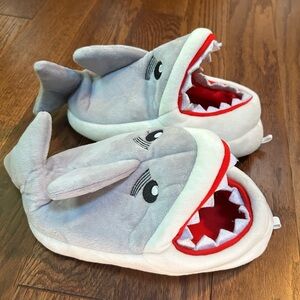 Adorable Shark-Themed Slippers - Youth Size L (1/2)